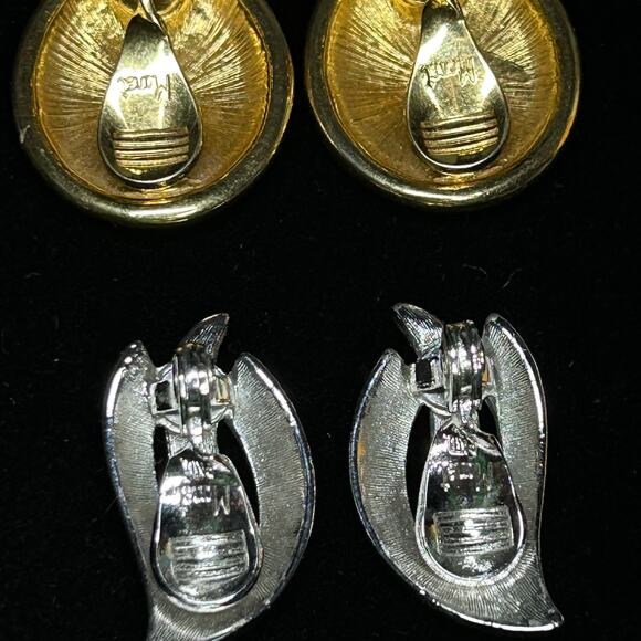 Lot of 2 Goldtone and Cream + Silvertone Clip on Monet Earrings - Picture 7 of 9